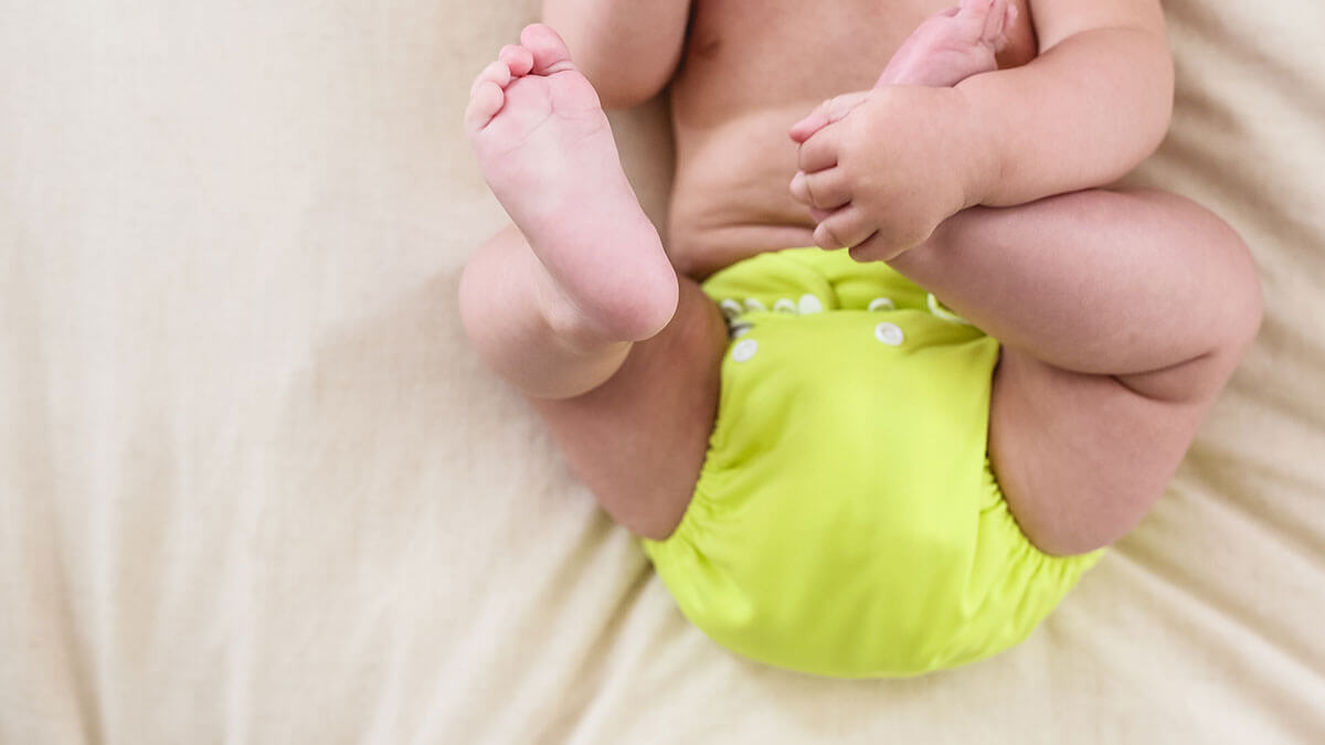 Cómo quitar manchas de caca de bebé en la ropa